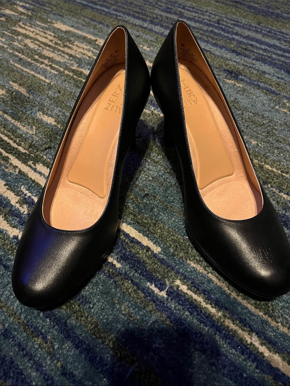 Naturalizer Black Leather Round-Toe Women’s Pumps